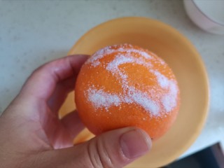 香橙🍊曲奇饼干,橙子上撒少许盐，用手搓洗干净