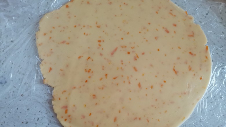 香橙🍊曲奇饼干, 把面团上下铺上保鲜膜，擀成3毫米厚的薄饼放入冰箱冷冻30分钟后，取出来用圆形模具压出形状