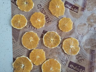香橙🍊曲奇饼干,把另外一个橙子削皮切薄片，用厨房纸吸干橙片表面的水分
