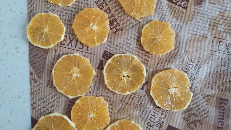 香橙🍊曲奇饼干,把另外一个橙子削皮切薄片，用厨房纸吸干橙片表面的水分