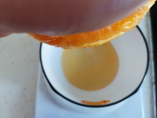 香橙🍊曲奇饼干,把擦过皮的橙子挤出20克橙汁