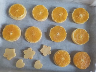 香橙🍊曲奇饼干,把吸干水分的橙子片放在圆形饼干坯上