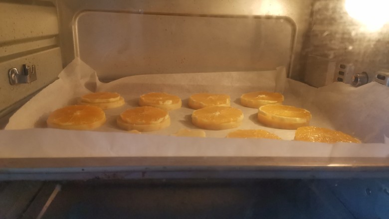 香橙🍊曲奇饼干,送入预热好的烤箱，上下火170度烤30分钟