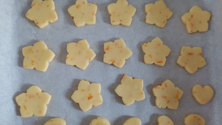 香橙🍊曲奇饼干,用模具压成自己喜欢的形状