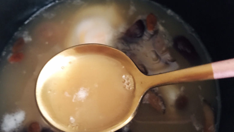 桂圆鸡蛋汤,舀起一勺尝一下味道