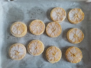 香橙🍊曲奇饼干,烤好取出来晾凉后筛入薄薄的糖霜