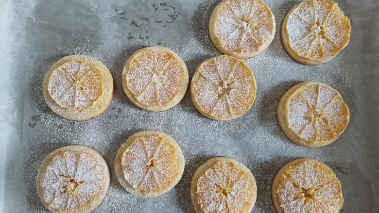 香橙🍊曲奇饼干,烤好取出来晾凉后筛入薄薄的糖霜