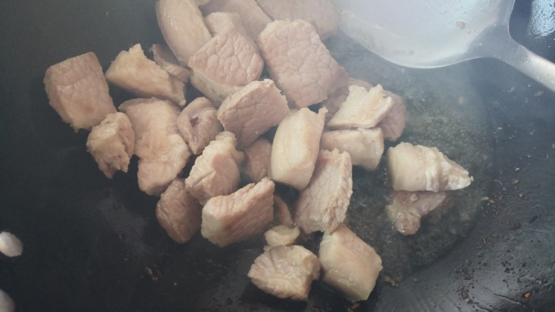 腐竹红烧肉,放入猪肉炒至变色微黄