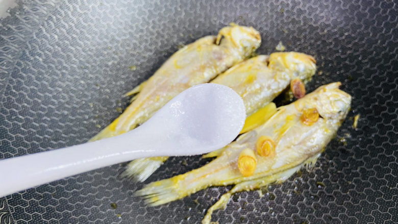雪菜小黄鱼,根据个人口味加入适量盐