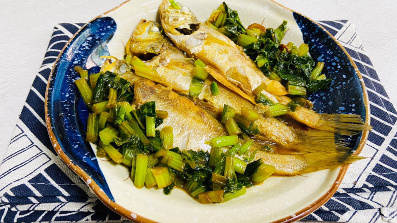 雪菜小黄鱼,雪菜小黄鱼味道鲜美，营养丰富！