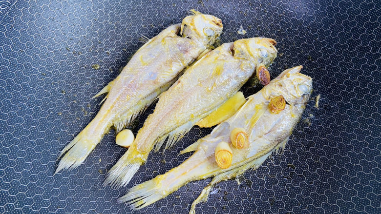 雪菜小黄鱼,放入小黄鱼两面煎金黄色