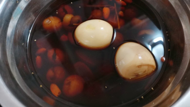 桂圆鸡蛋汤,再把它搅拌均匀，直至完全融化即可