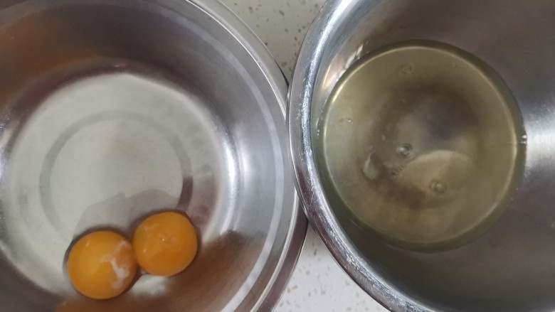 香橙🍊海绵纸杯蛋糕（不开裂不回缩）,准备两个干净无油无水的盆，分离蛋清和蛋黄，蛋白里不能掉入蛋黄，否则蛋白打不起来，分离好的蛋白放冰箱冷藏备用