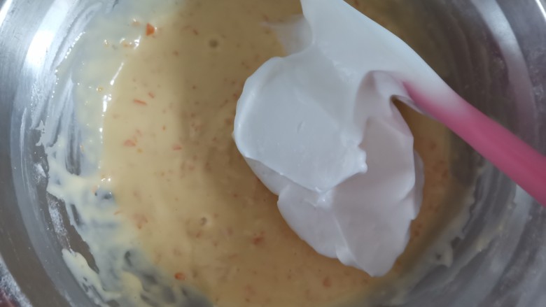香橙🍊海绵纸杯蛋糕（不开裂不回缩）,再取1/3的蛋白霜到蛋黄糊里翻拌均匀，不能画圈搅拌