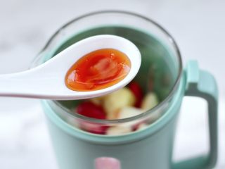 苹果番茄奶昔,倒入蜂蜜，不要超过水位线哟。