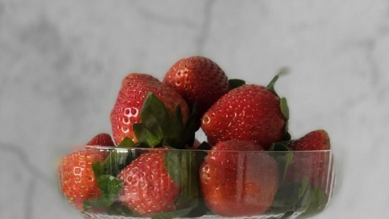 水果酸奶早餐杯,将<a style='color:red;display:inline-block;' href='/shicai/ 592'>草莓</a>清洗干净沥干水分放盆里或者碗里，取一两颗切成丁
