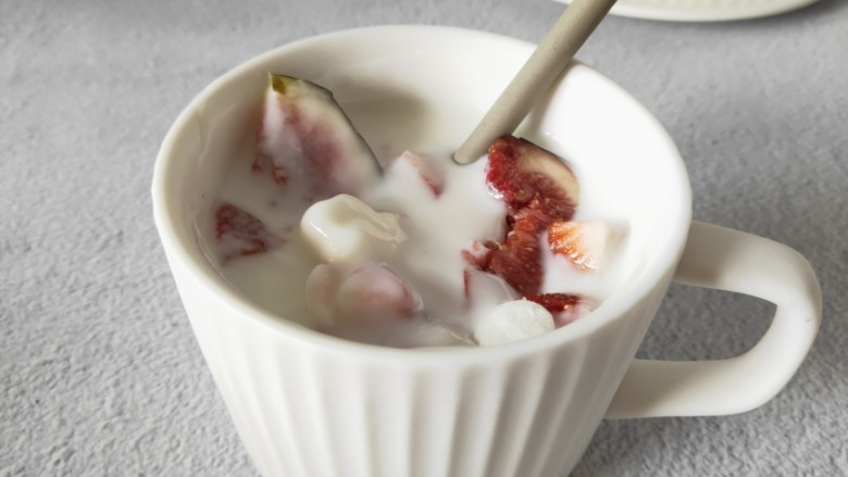 水果酸奶早餐杯,吃的时候拌一下更好吃
