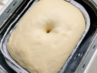 蜂蜜小面包,面团发酵至2倍大，用手指沾面粉，插孔面团不回缩，发酵完毕。