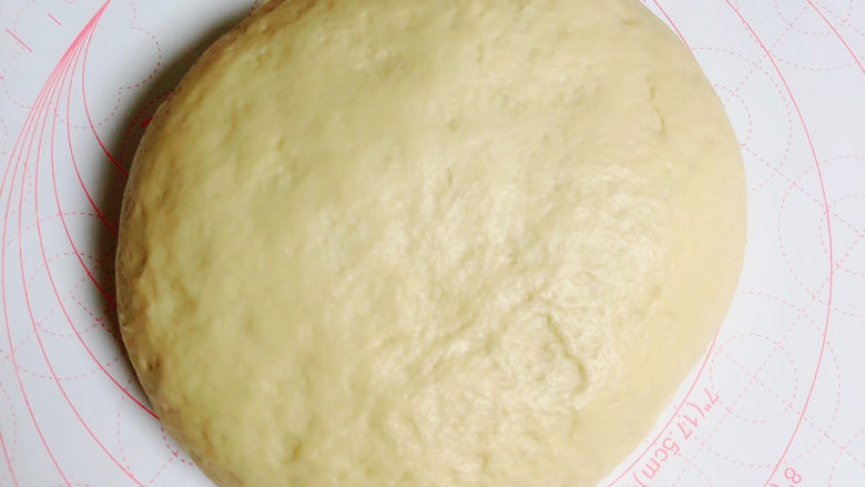 蜂蜜小面包,发酵好的面团取出按压排气。