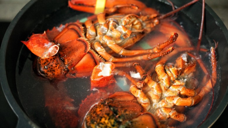 香浓芝士龙虾汤,2、水中加盐煮开，放入龙虾（将龙虾钳与龙虾身分开后一起煮，龙虾身煮1分钟，龙虾钳需煮3-5分钟）。