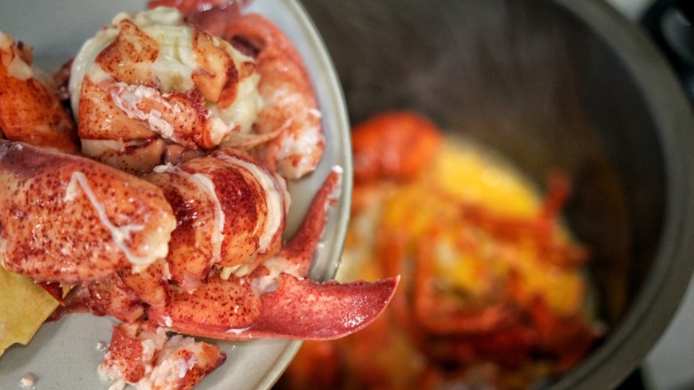 香浓芝士龙虾汤,9、加入取出的龙虾肉。