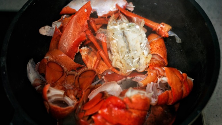 香浓芝士龙虾汤,7、加入烤好的龙虾壳和适量的水煮开。