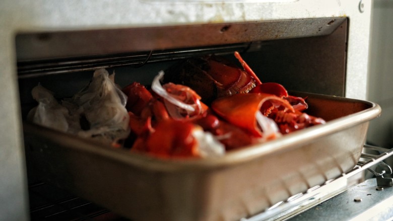 香浓芝士龙虾汤,4、将剩余的龙虾壳放进烤箱180度烤5分钟，能更好的增加龙虾壳的鲜味。