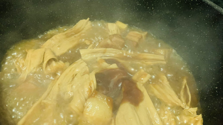 腐竹红烧肉,汤汁浓稠的时候加些蚝油