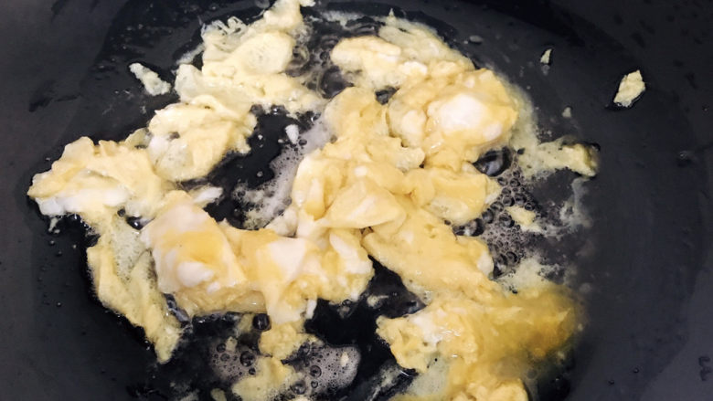 鸡蛋炒乌冬面,等蛋液凝固后，打散盛出