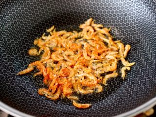 虾酱萝卜丝虾皮小炒,热油小火慢慢把磷虾皮，煎香后盛出备用。
