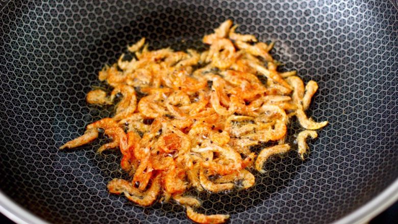 虾酱萝卜丝虾皮小炒,热油小火慢慢把磷虾皮，煎香后盛出备用。