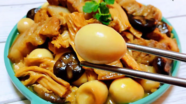 腐竹红烧肉,鹌鹑蛋是的营养特别丰富经常食用对身体有益