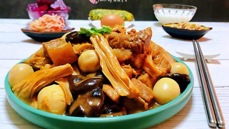 腐竹红烧肉,腐竹鹌鹑蛋香菇炖五花肉也是宴客必备的拿手大菜噢