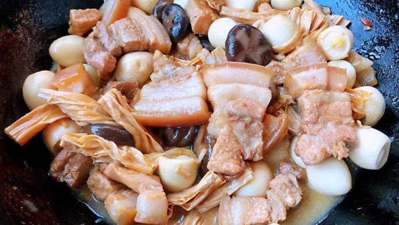 腐竹红烧肉,炖至汤汁快犒干时食材完全入味即可出锅享用
