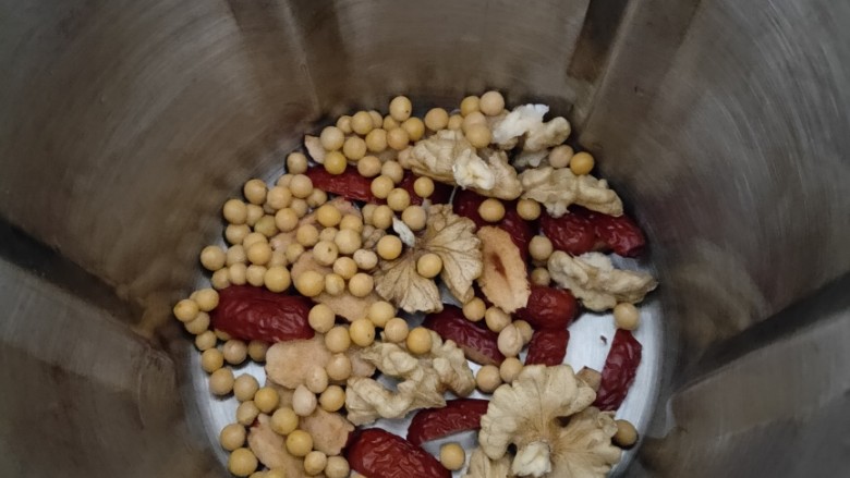 红枣核桃豆浆,黄豆洗净后放入豆浆机中再放入红枣核桃