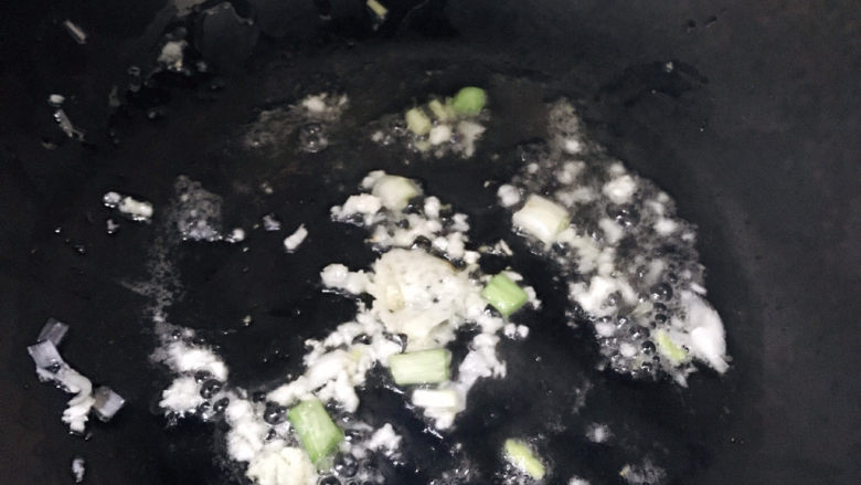 雪菜炒冬笋,起油锅，放入切好的蒜末和葱白爆香