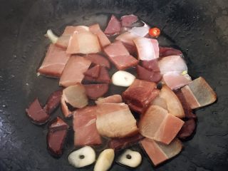 冬笋炒腊肉,加入适量的水，盖上锅盖煮约3分钟