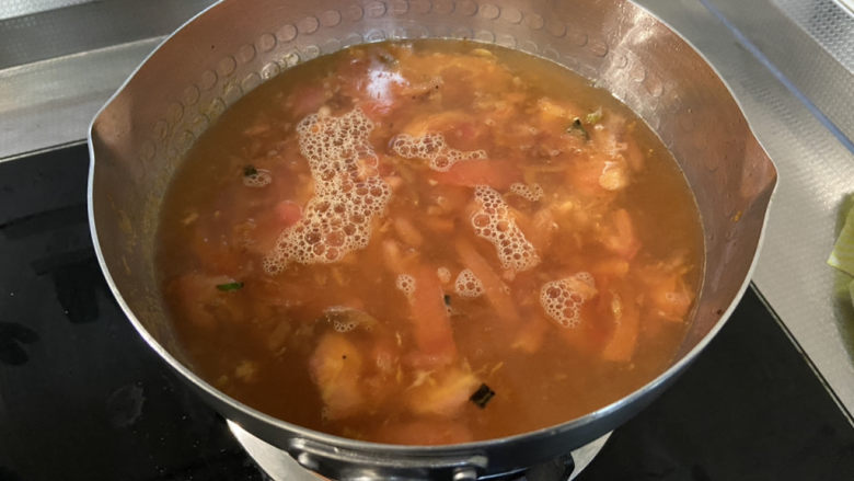 三鲜米线➕牛肉丸鹌鹑蛋番茄三鲜米线,加入适量热水，煮开
