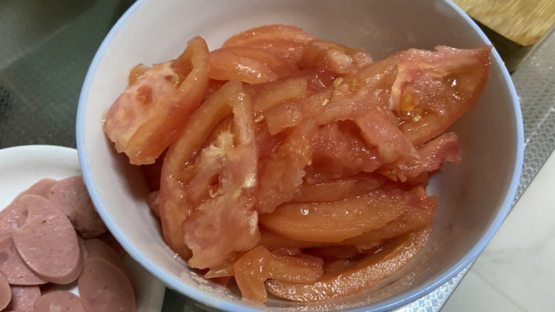 三鲜米线➕牛肉丸鹌鹑蛋番茄三鲜米线,撕去番茄皮，番茄切块