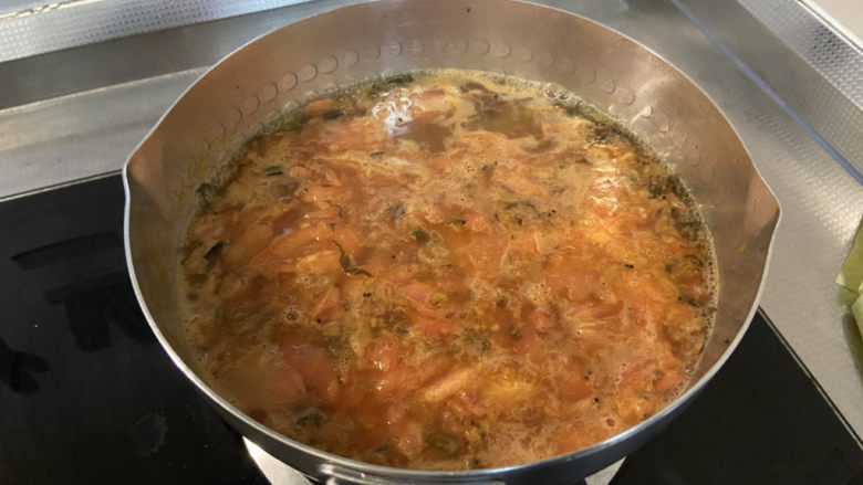 三鲜米线➕牛肉丸鹌鹑蛋番茄三鲜米线,小火炖煮三四分钟，让番茄味道释放