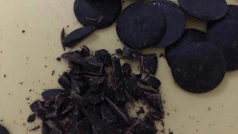 香蕉黑巧粘米粉戚风,黑巧克力切碎。