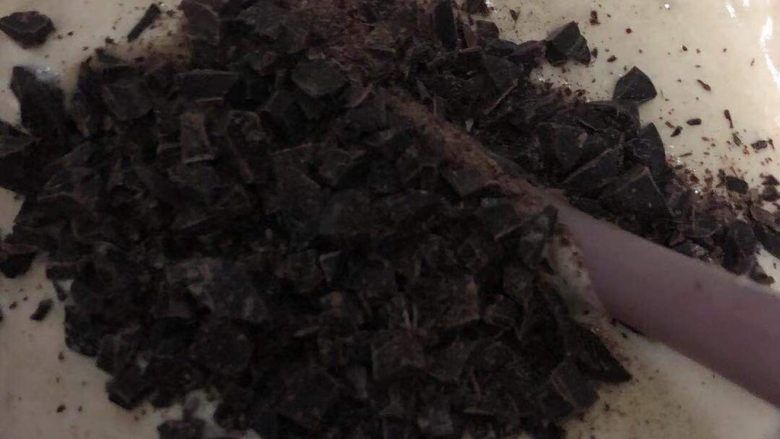 香蕉黑巧粘米粉戚风,加入黑巧克力碎，翻拌几次。