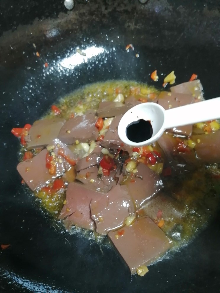 香辣鸭血,加适量酿造酱油翻炒。