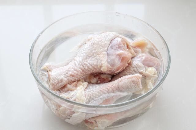 电饭锅焖鸡腿,将鸡腿浸泡在水中半小时左右，再用流动水清洗干净，擦干表面多余水分。