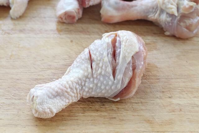 电饭锅焖鸡腿,然后用刀在鸡腿上划几道口子，这样鸡腿里面也能有滋有味啦！