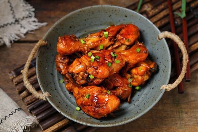 电饭锅焖鸡腿,一道简单美味、低脂营养的电饭锅焖鸡腿就做好了！
