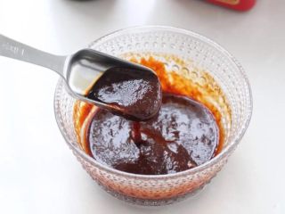 芝士泡面,在小碗中加入1勺韩式辣椒酱、1勺生抽、1小勺糖和拉面里的调味包，混合搅拌均匀备用。