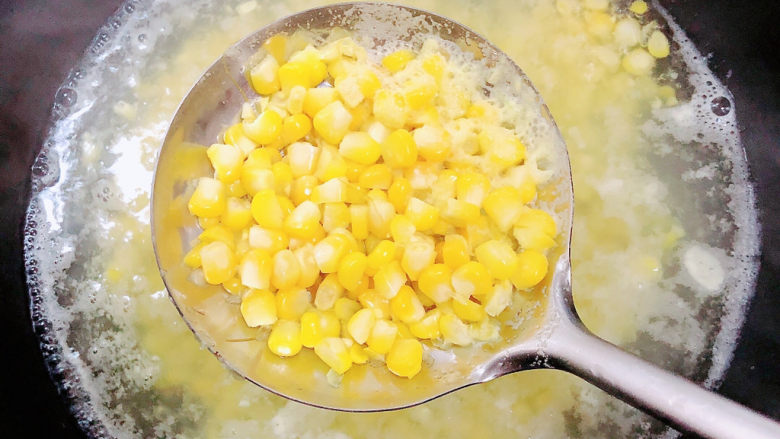 什锦玉米粒,锅中烧开水，放入玉米粒，煮5分钟。