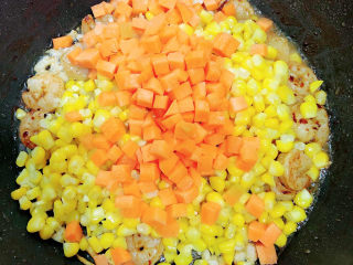 什锦玉米粒,再下入胡萝卜丁，翻炒均匀。