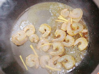什锦玉米粒,锅中倒入油，加热至五成热，放入虾仁翻炒均匀。